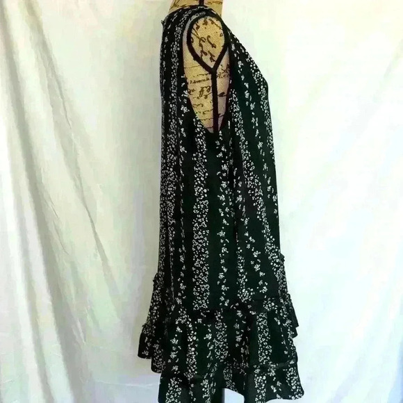 BCBG Paris Black and White
Floral Shift Dress - Picture 5 of 10